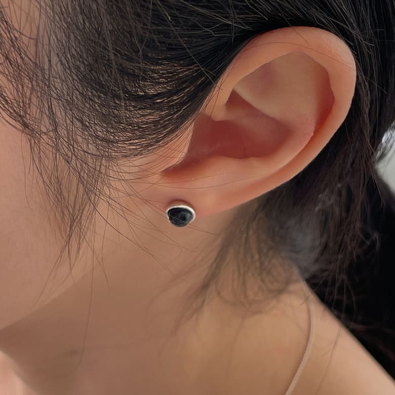 Melliv Silver Melting Around 5mm Onyx Earrings_mve28