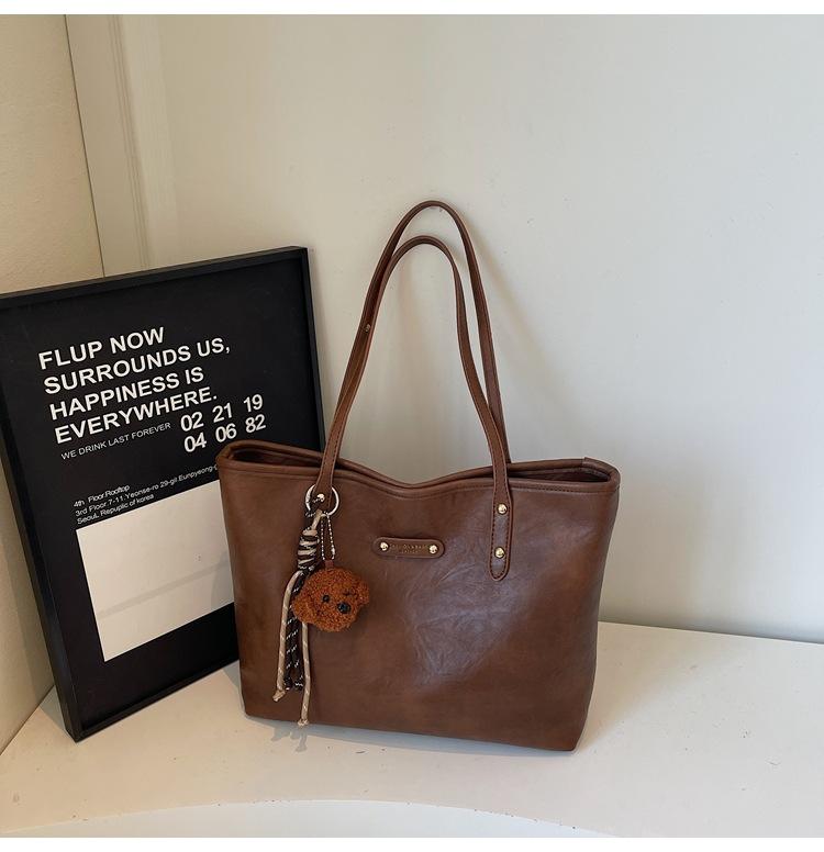 

This year s popular fashion versatile big bag women s 2025 new retro shoulder bag large capacity commuter tote bag коричневый