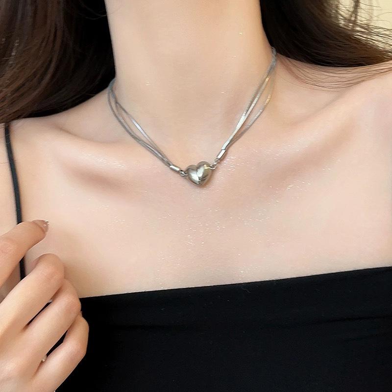 

Love Magnetic Titanium Steel Necklace for Women, 2026 New Style, Non fading Accessories, Light Luxury, High Grade, Clavicle Chain Heart Necklace