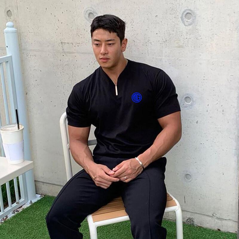 

Muscleguys, летняя повседневная мужская футболка с v-образным вырезом и короткими рукавами для тренажерного зала и фитнеса, мужские хлопковые тонкие футболки для тренировок, модные футболки для бодибилдинга L чёрный