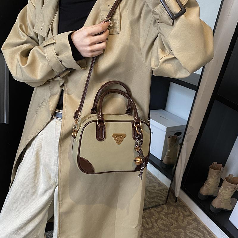 

2025 Classic Bowling Pillow Bag Women s Bag Hand Bag Oblique Span Bag Shoulder Bag High Quality 1BB115 23*8*16.5 зелений