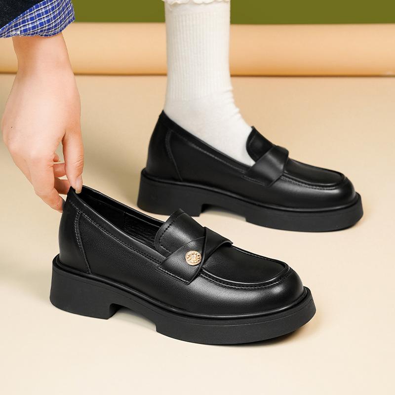 Женские туфли на толстой подошве с круглым носком из мягкой кожи с золотой монетой весенне-осенние черные в стиле винд маленькие кожаные туфли 34 чёрный 4439₽