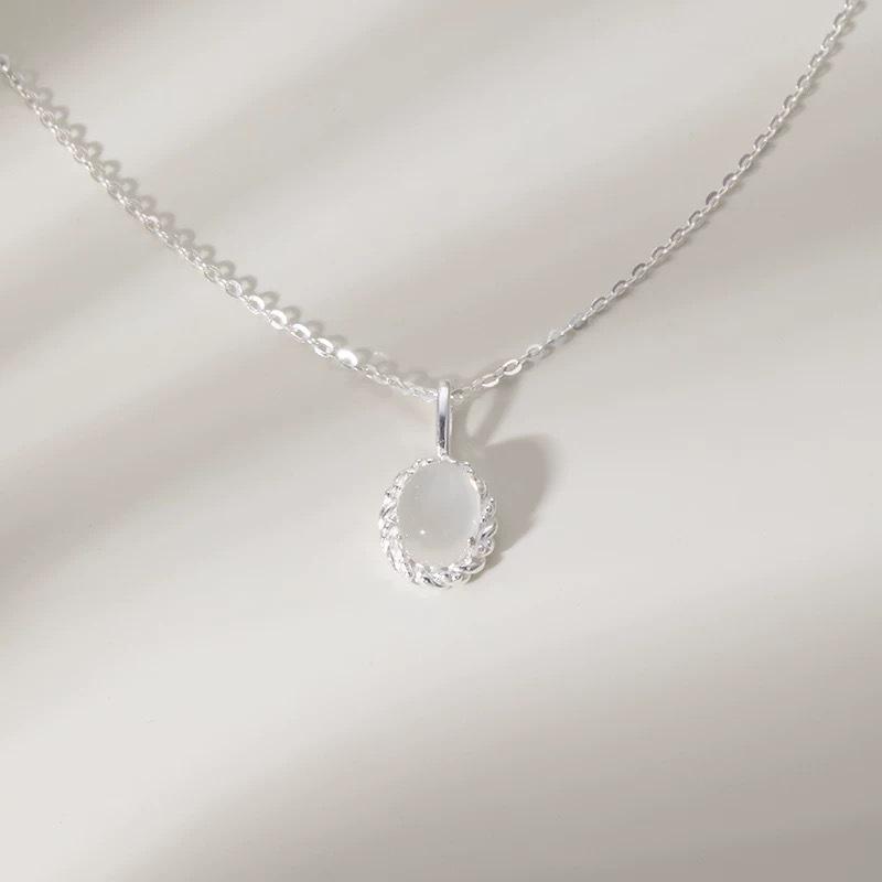 Zhongying Jewelry Белый Халцедон Подвеска-ожерелье Наследница – Женская Роскошная Цепочка на Ключицы с Продвинутым Универсальным Дизайном.