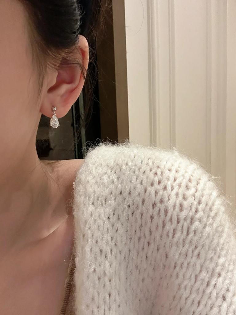 2026 New Light Luxury Exquisite High-end Design Water Drop Drill Ear Hole Earrings Temperament Earrings Cochlear Nails for Women