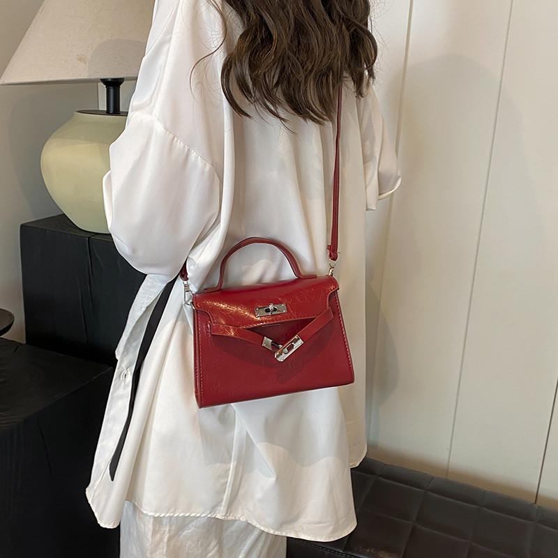 Chic Minimalist Shoulder Crossbody Bag Elegant Design For Women In 2024 Summer Fashion Trend