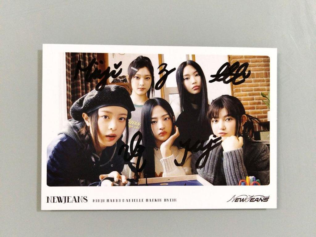 [USED] On sale...New Jeans autographed official card photo...