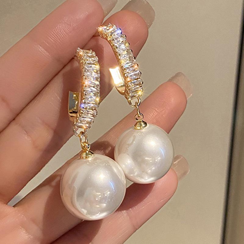 

Trendy Imitation Pearl & Diamond Pendant Earrings for Women белый