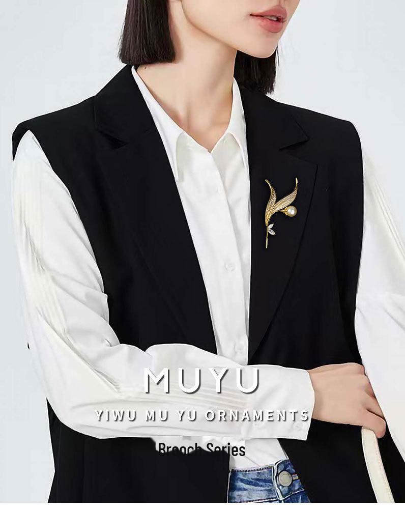 Elegancka broszka w kształcie liścia z cyrkoniami i perłami - Luksus i wyrafinowany design