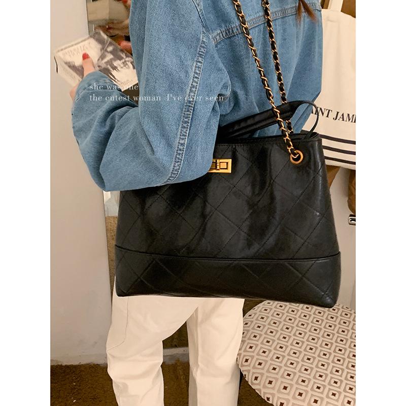 Retro premium chain underarm bag women's bag 2025 new suede tote bag large capacity shoulder bag