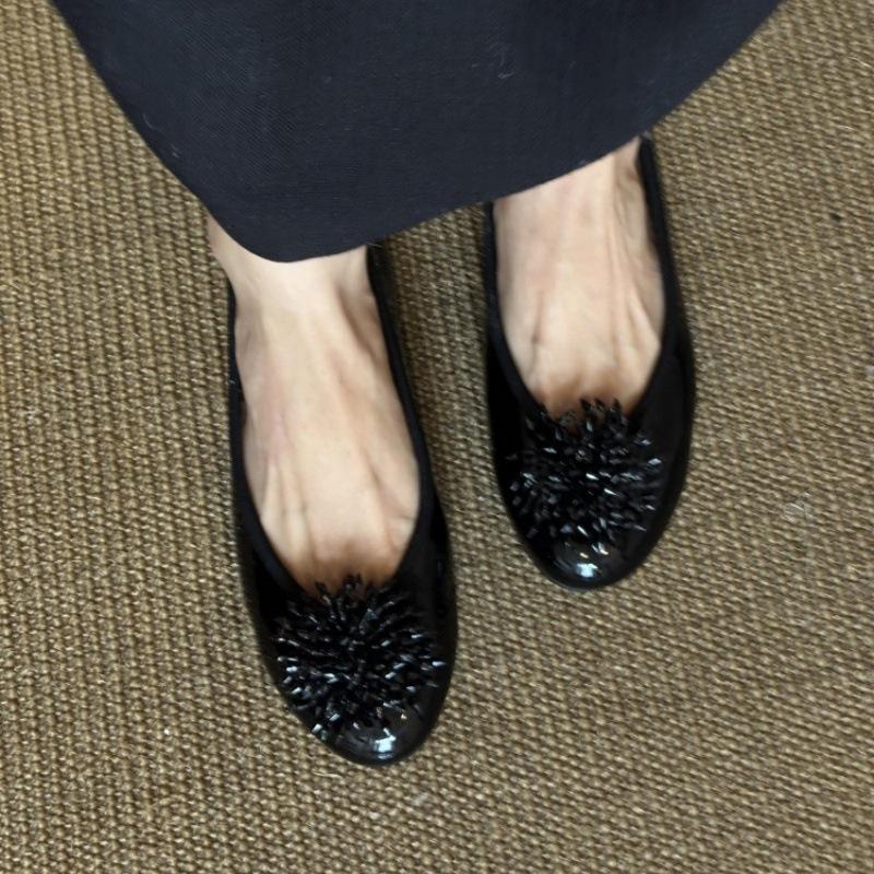 

Версия из овчины~ нишевый дизайн дымчатые туфли-лодочки с неглубоким вырезом женские 2025 новые универсальные кожаные удобные сандалии на мягкой подошве 40