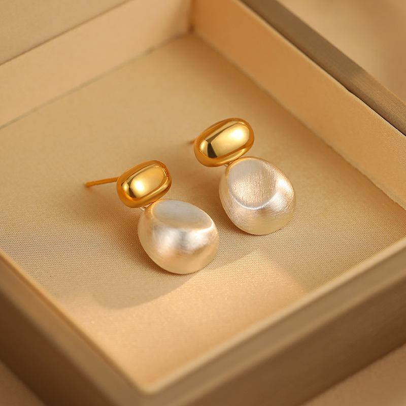 

Легкая роскошь, ощущение высокого класса, сочетание золотого и серебряного цветов, серьги с матовой отделкой, модные, с темпераментом, персонализированные серьги, серьги-пусеты в холодном стиле 18K