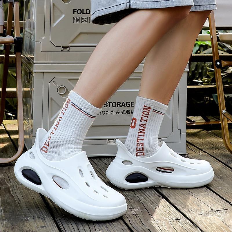 Men's Outdoor Slippers Are Lightweight and Durable Beach Shoes for Couples. Men's Sandals Are Suitable for Wearing Outside Slippers