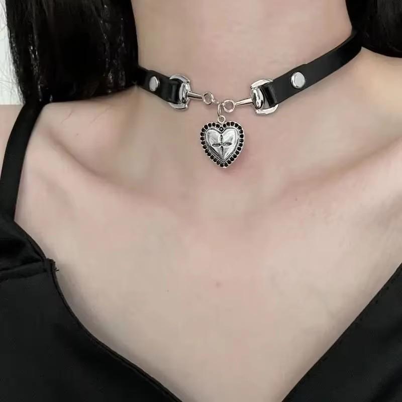 Gothic Black Cross Heart Star Pendant Choker Necklace Women Punk Vintage Aesthetic EMO Grunge Y2K Charm Neck Jewelry Accessories