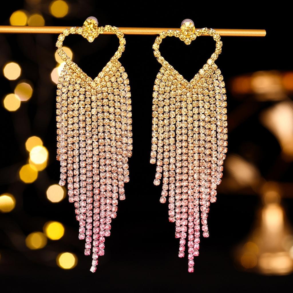 Temperamentvolle durchbrochene Liebesohrringe mit langen Fransen und Vollbesatz