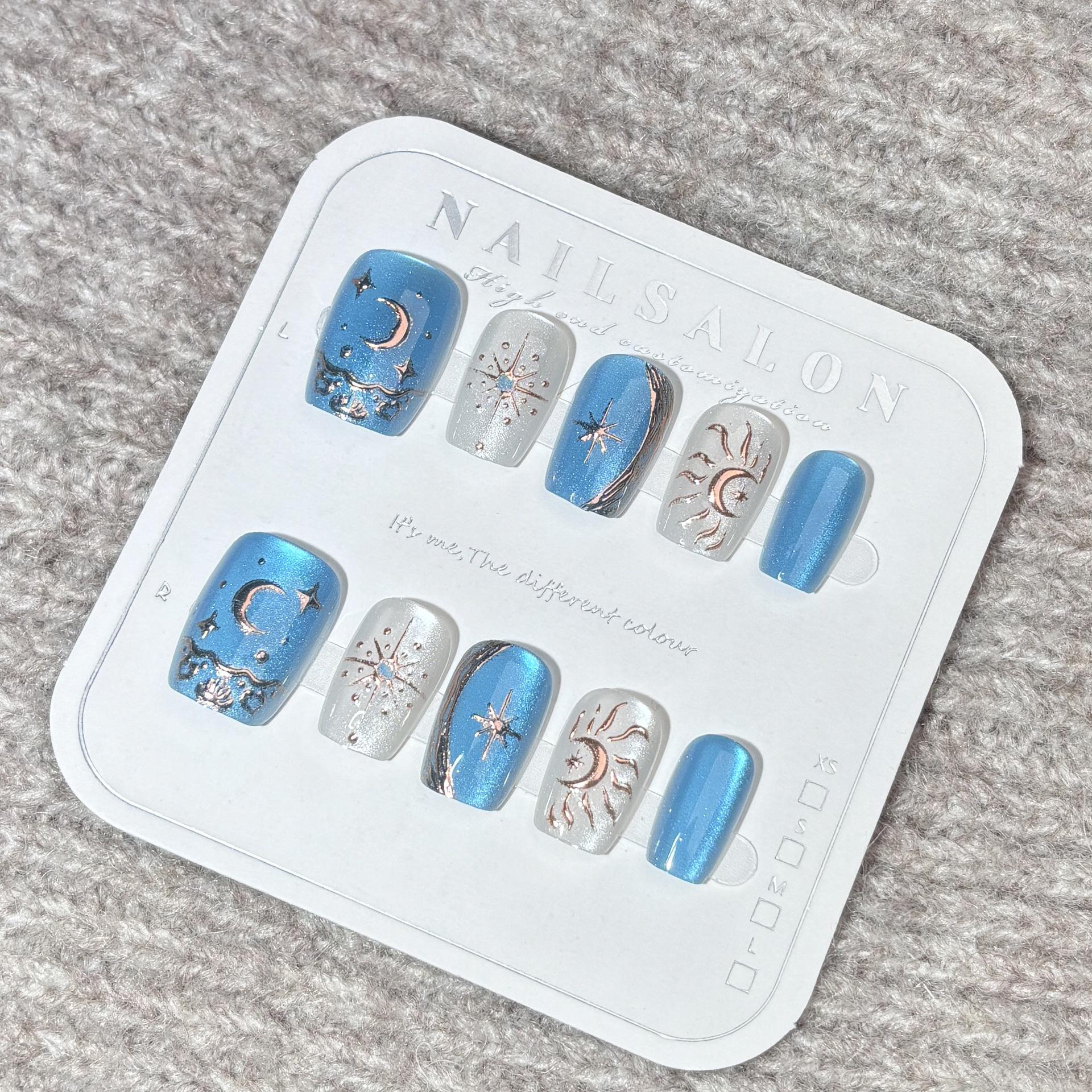 

Нежно-голубые накладные ногти «Кошачий глаз» со звездами и луной с золотым напылением - Короткая длина, издание 2025 года