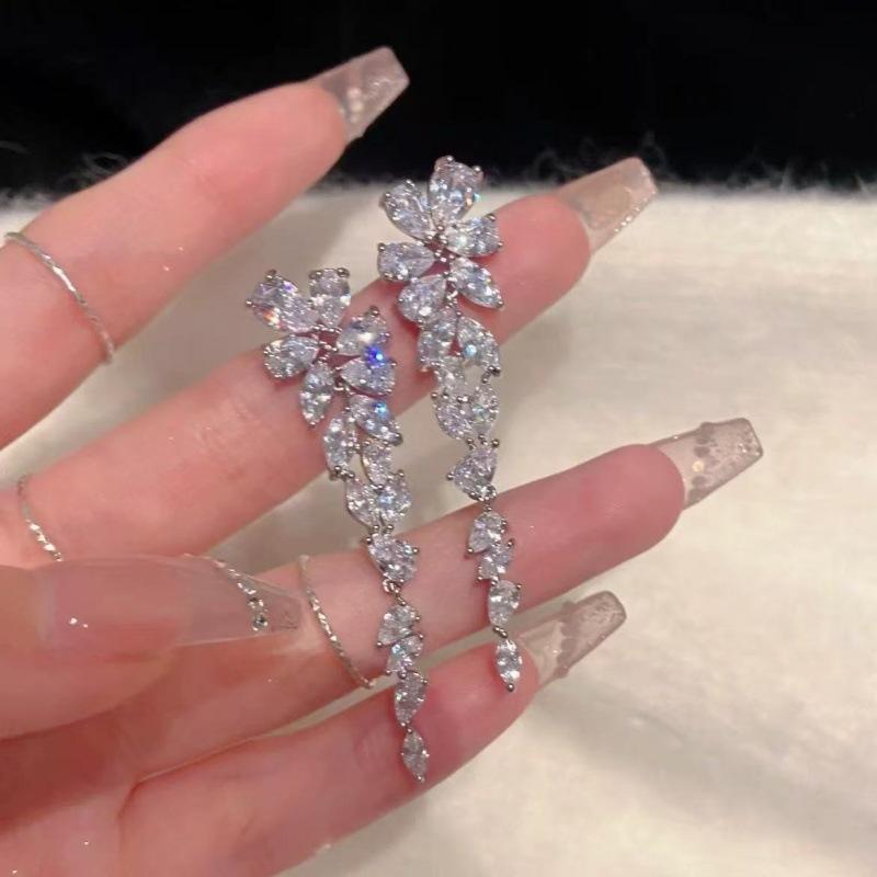 New Fashion High-end Long Fringed Earrings Women's Exquisite Personality Light Luxury Banquet Earrings Versatile Temperament Earrings