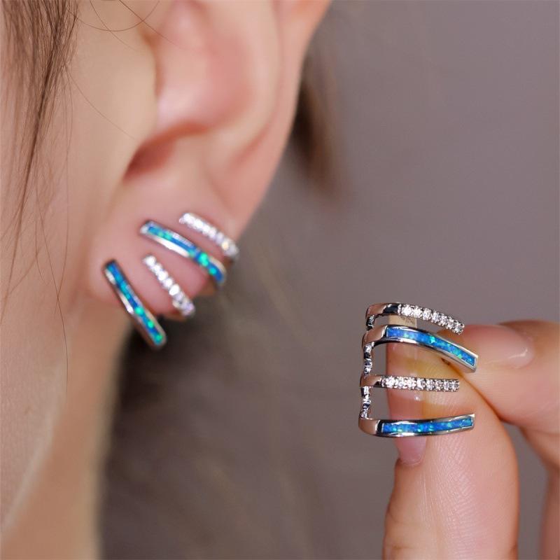 Four-claw stud earrings, simple personality, niche and elegant stud earrings.