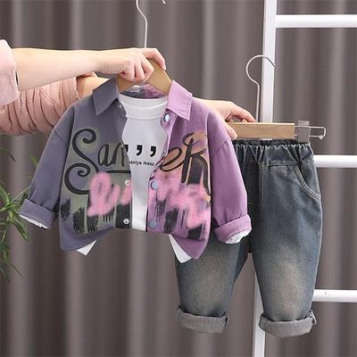 Kinder-Set Frühlings- und Herbststil für Jungen Langarmhemd Rundhalsausschnitt weißes Oberteil Modische Jeans Dreiteiliges Set