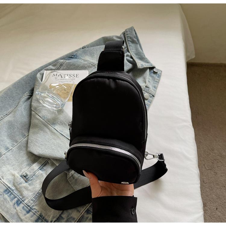 Leisure out mountaineering breast bag women's bag 2025 new niche design messenger bag men's and women's same travel canvas bag