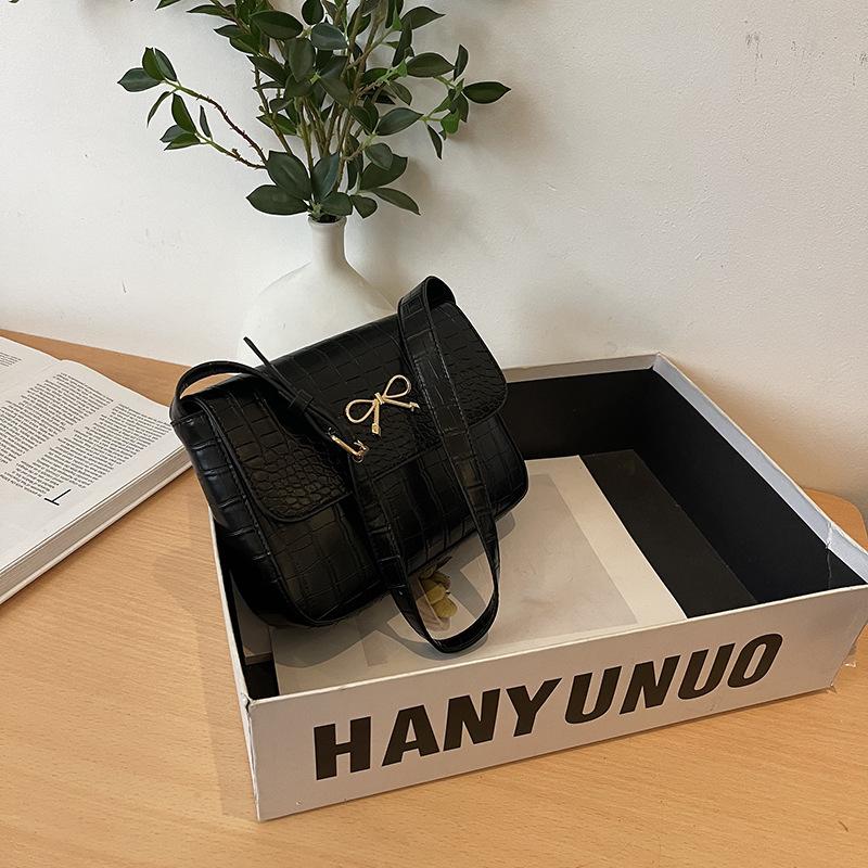 

Textured retro popular solid color bow shoulder bag women s sweet oil wax leather new casual light luxury messenger bag чёрный
