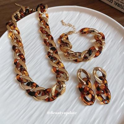 Meillard Súprava šperkov s leopardím vzorom: Prepletané náušnice, náhrdelník, náramok a náušnice.