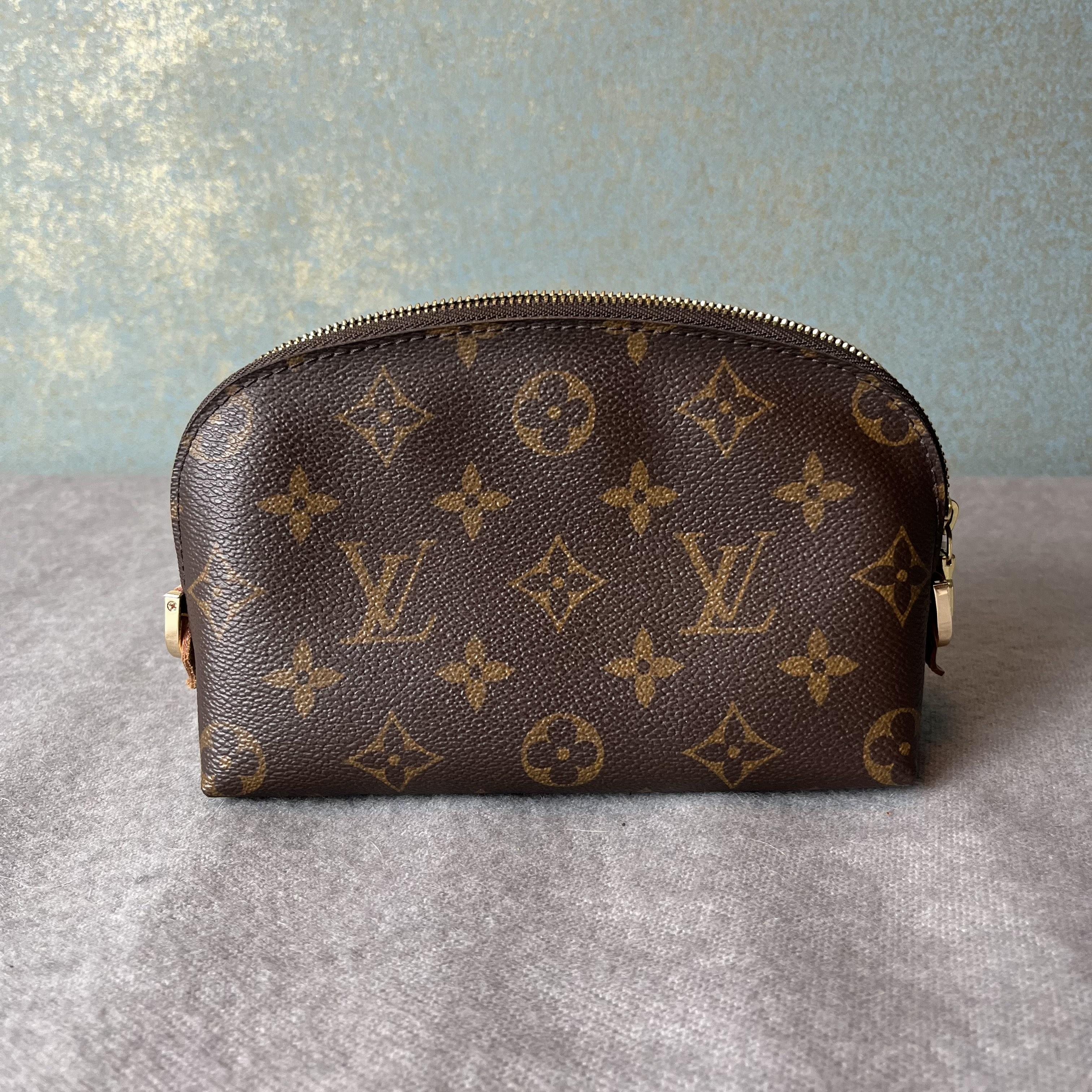 [Pre-Owned] Classic Monogram Canvas Cosmetic Shell Clutch - Very Good #STZW36 ONE SIZE