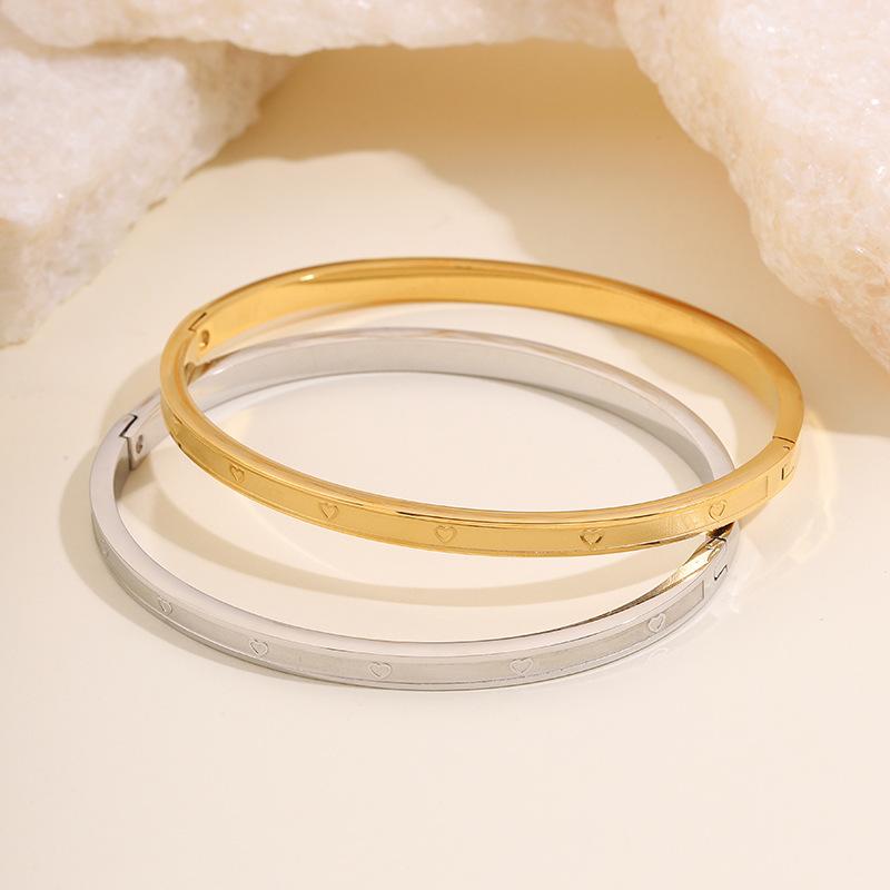 The new fine version of love buckle titanium steel is hot-selling, fashionable and versatile, and does not fade. Light luxury high-end