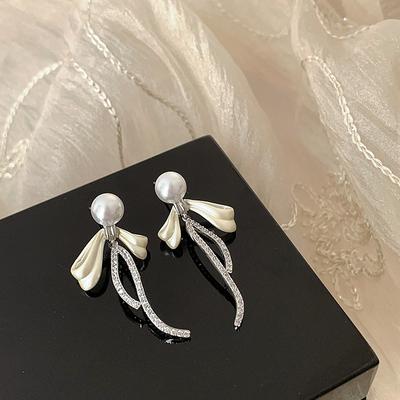 Orecchini a bottone con frange e fiocco di perle, dolci e carini, da donna, eleganti e versatili.