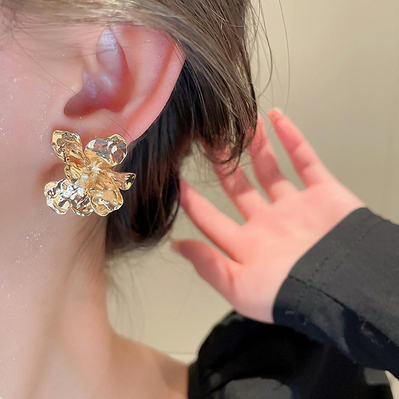 Náušnice se střapcem z dutých květů s postříbřenou jehlou a pozlacením - Evropský a americký niche design