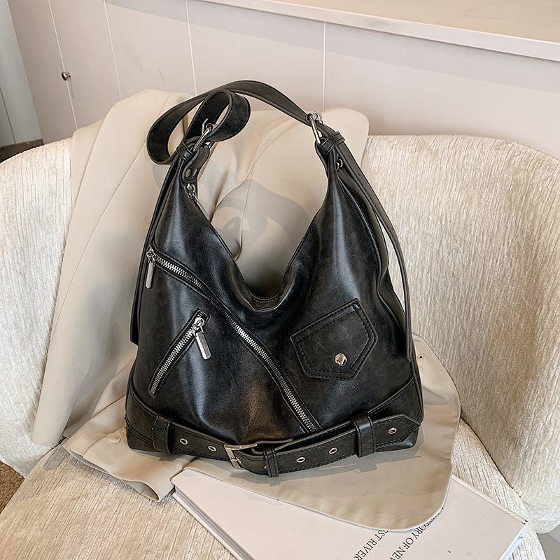 

New bag women s large-capacity commuter shoulder bag splicing solid color chain messenger bag rivet belt bucket bag чорний