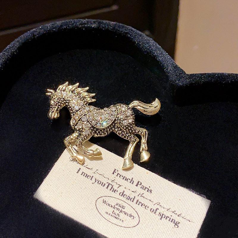 Classic Rhinestone Horse Brooches Year of The Horse Zodiac Animal Lapel Pins Jewelry Casual Metal Badge Pin for Women