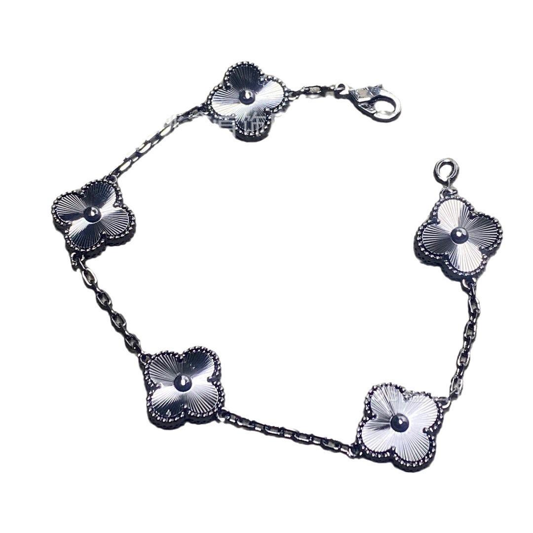 

Высококачественный черный лазерный браслет-клевер с четырьмя лепестками и цепочка для ключицы. Gun Color чёрный