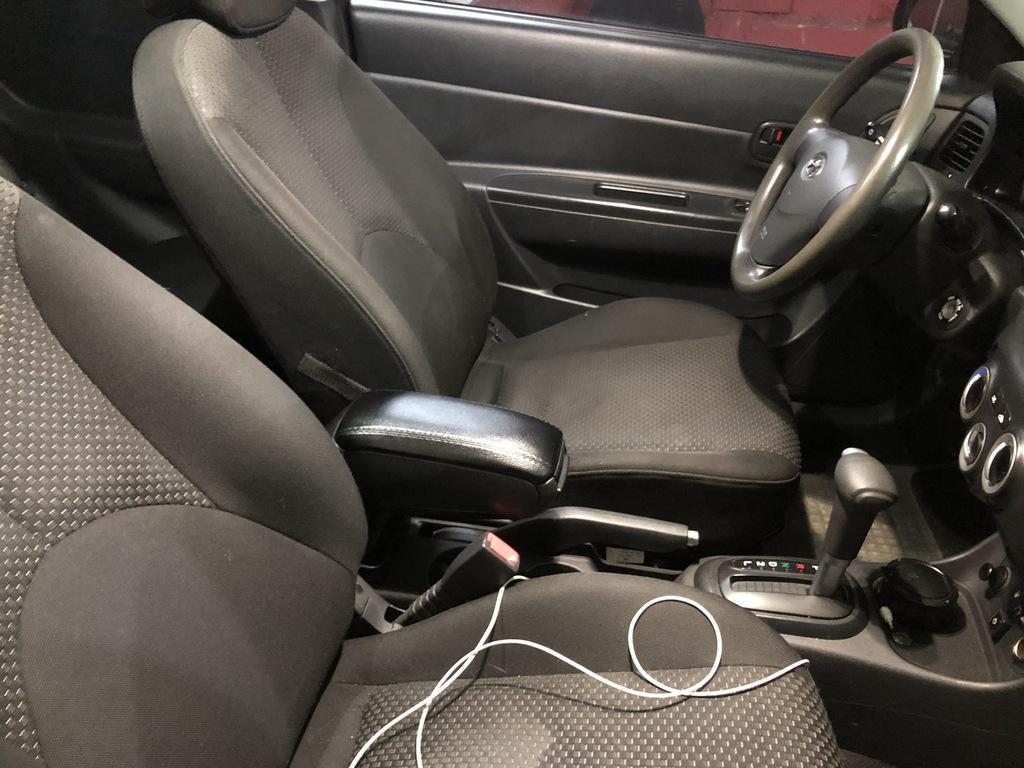 

Підлокітник (у підсклянник) для Hyundai Accent 2006-2010 рр.