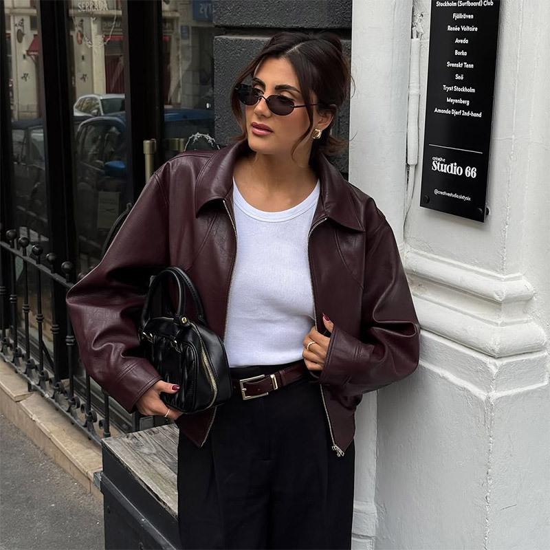 

Женская куртка из искусственной кожи бордового цвета с преувеличенным дизайном плеч и деталями с пряжками M