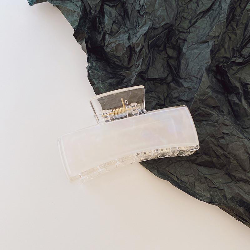 

Chic Handcrafted Geometric Hair Clipper In Vibrant White For Retro Inspired Hairstyles