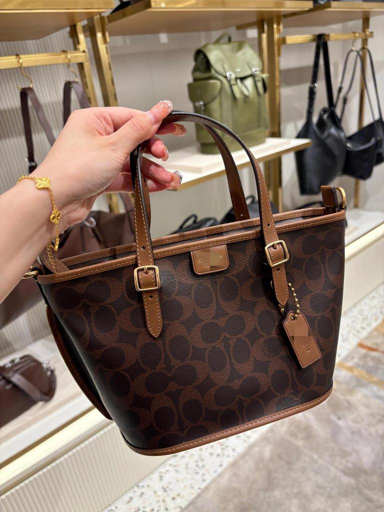 Koujia Taxi21 Retro Handtasche: Vielseitige Damenhandtasche mit einfachem Schultergurt, Umhängegurt und als Einkaufstasche.