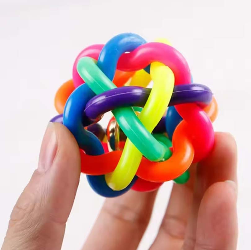 Urocza zabawka dla psa interaktywna piłka dla psa z małym dzwoneczkiem zabawka dla kota tęczowa zabawka dla psa zwierzę do gryzienia i zabawy rzuć dobrą piłkę.