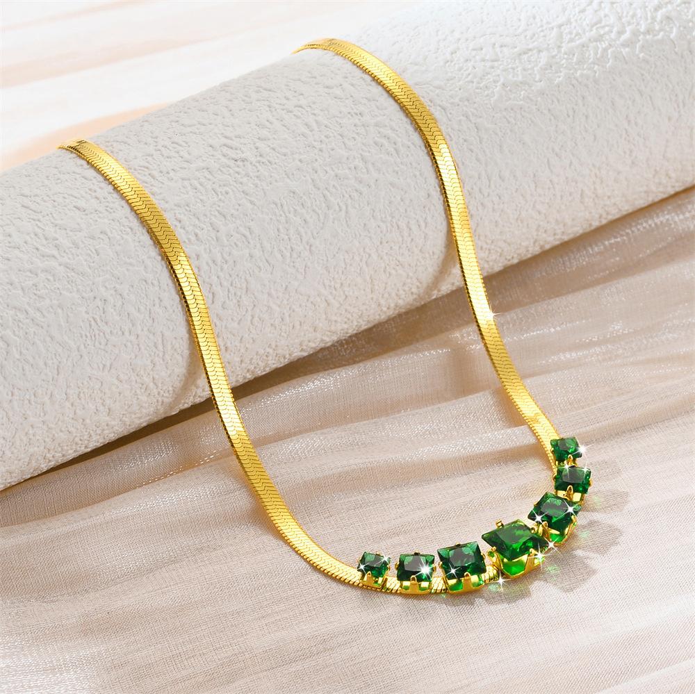 

Модне кольє для жіночих ювелірних виробів зелений