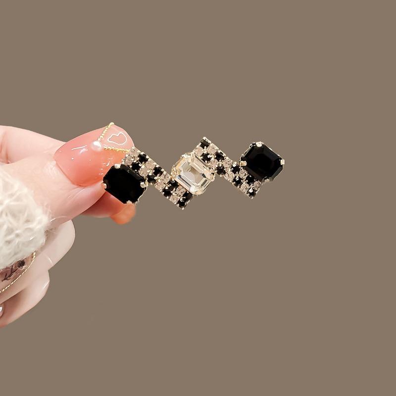 The Small Brooch Exudes A High-end Elegant and Simple Charm The Brooch Is A Perfect Accessory for Overcoats and Suits