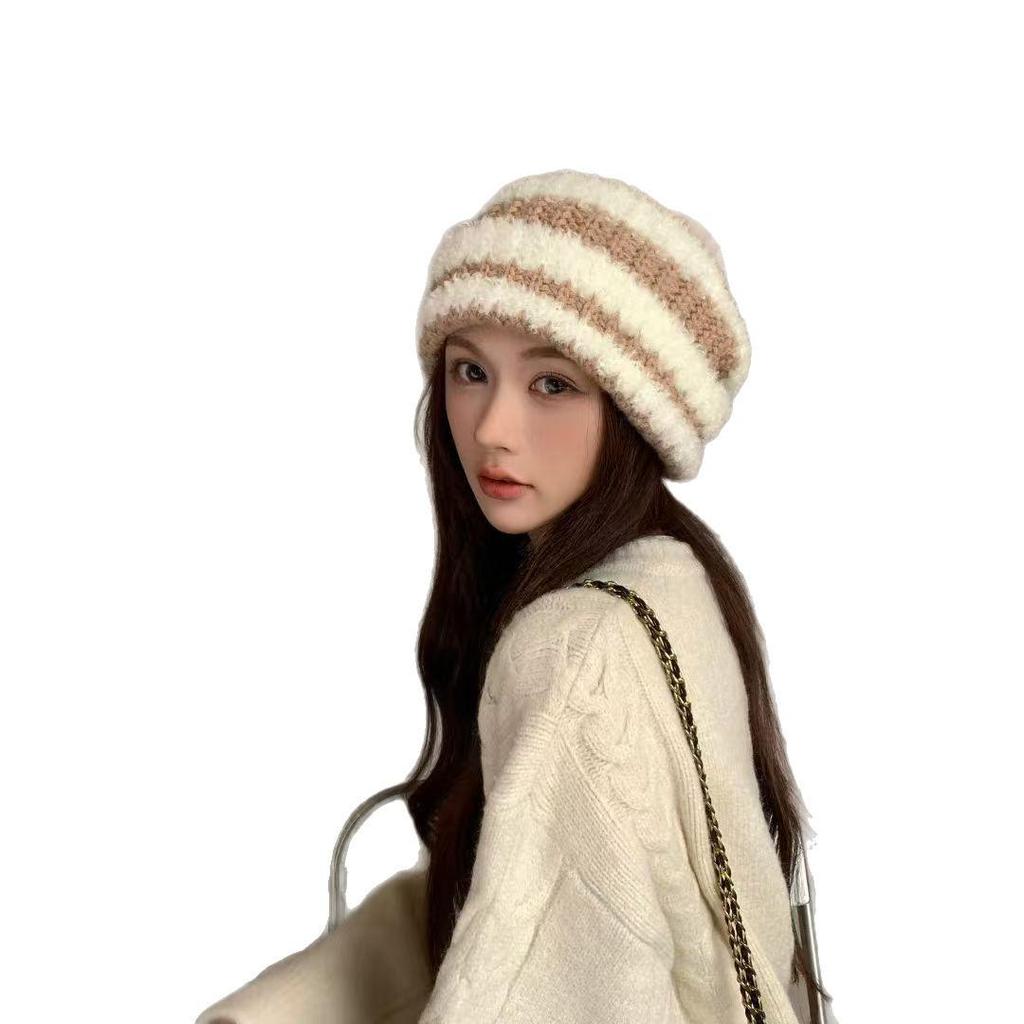 Căciulă tricotată din lână cu dungi pentru femei - Căciulă de pescar caldă de iarnă cu protecție pentru urechi și design plușat care acoperă capul.