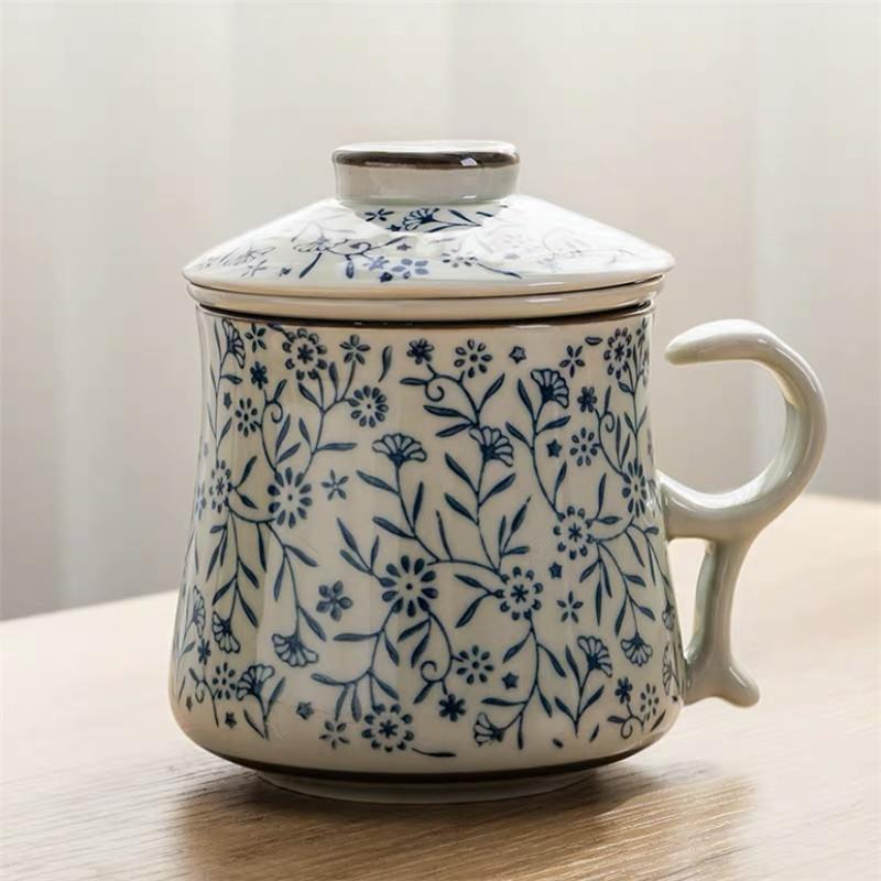 Modrobílý porcelánový šálek na čaj Keramický ručně malovaný Retro hrnek s oddělovačem na vodu a víčkem s filtrem Kancelářské šálky na čaj Nápojové nádobí