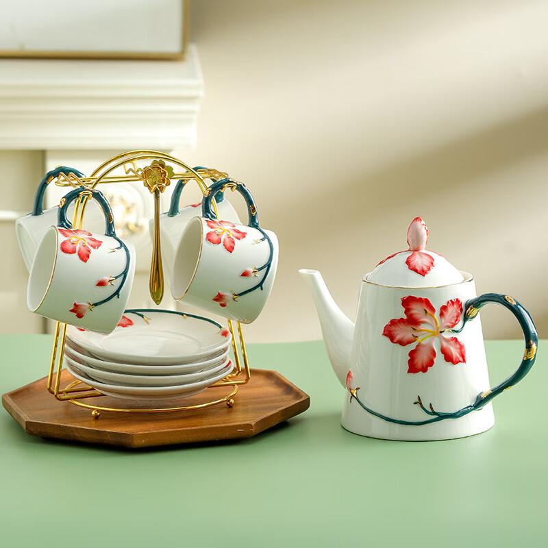 Set van koffiekop en schotel van reliëfkeramiek