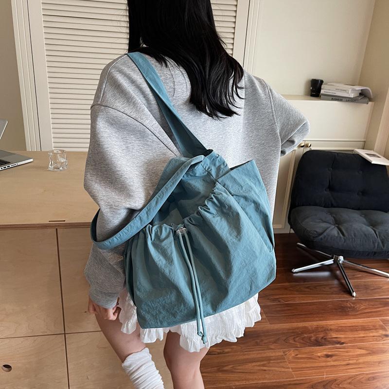 Japanese niche pleated tote bag women's large capacity 2025 summer new fashion simple casual commuter shoulder bag