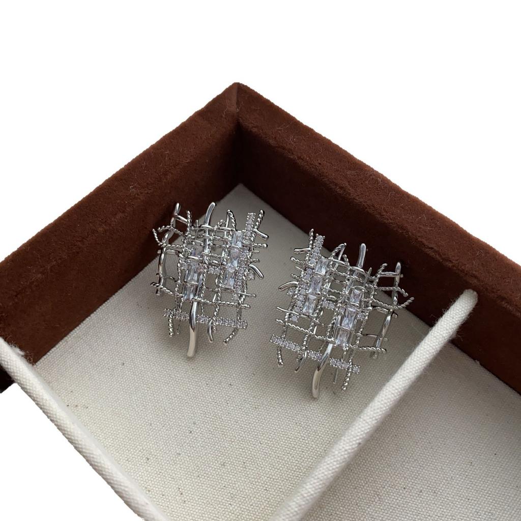 Exaggerated woven gold stud earrings retro high-end sense fashion metal sparkling niche personality European and American popular earrings women
