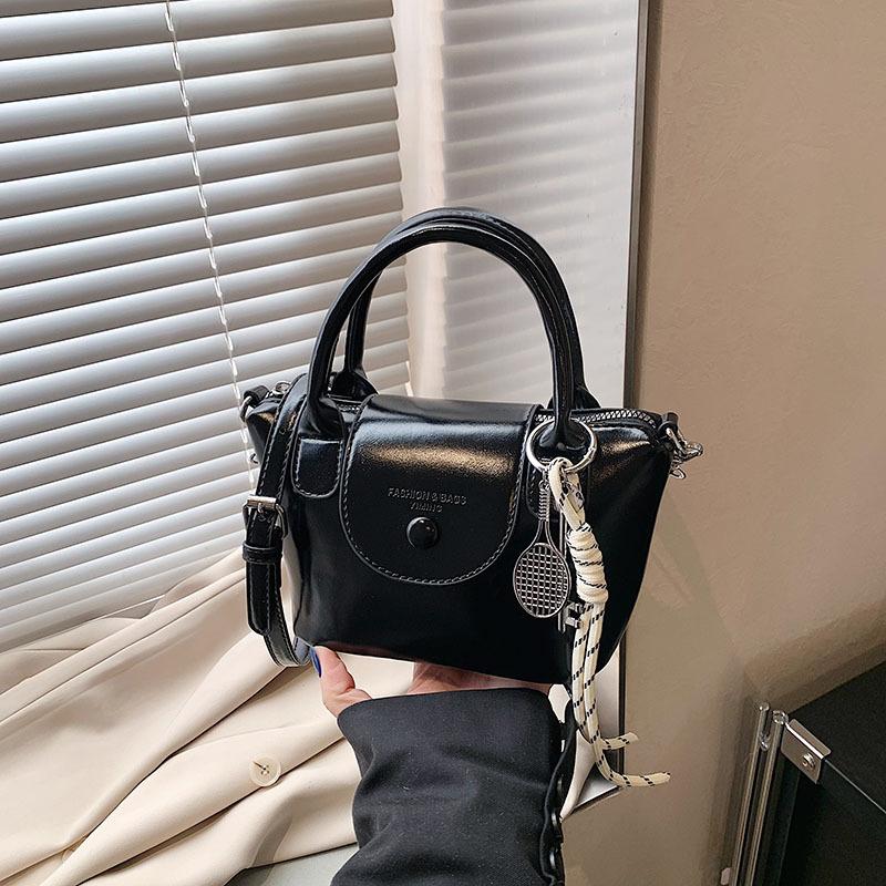 

Модная и популярная нишевая женская новая ретро универсальная сумка-мессенджер простая на плечо маленькая квадратная сумка чёрный