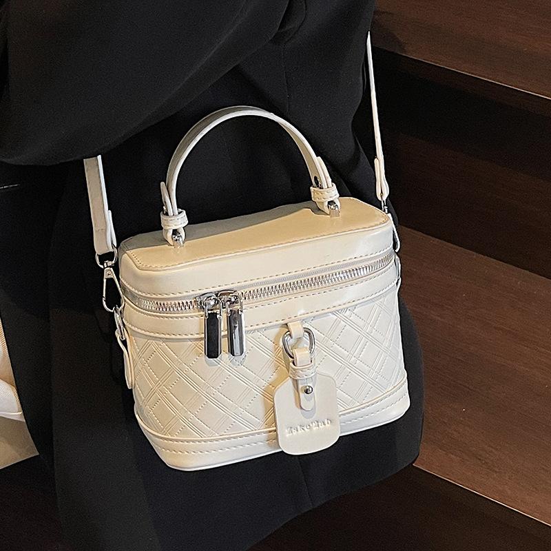 This Year's Popular Niche Design Fashion Temperament Portable Box Bag Casual Versatile Commuting Foreign Style Messenger Bag Bag Women
