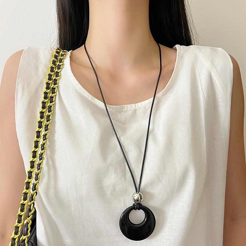 Asian Blogger-Inspired Saddle Bag Necklace: Luxury Women's Niche Sweater Chain Accessories