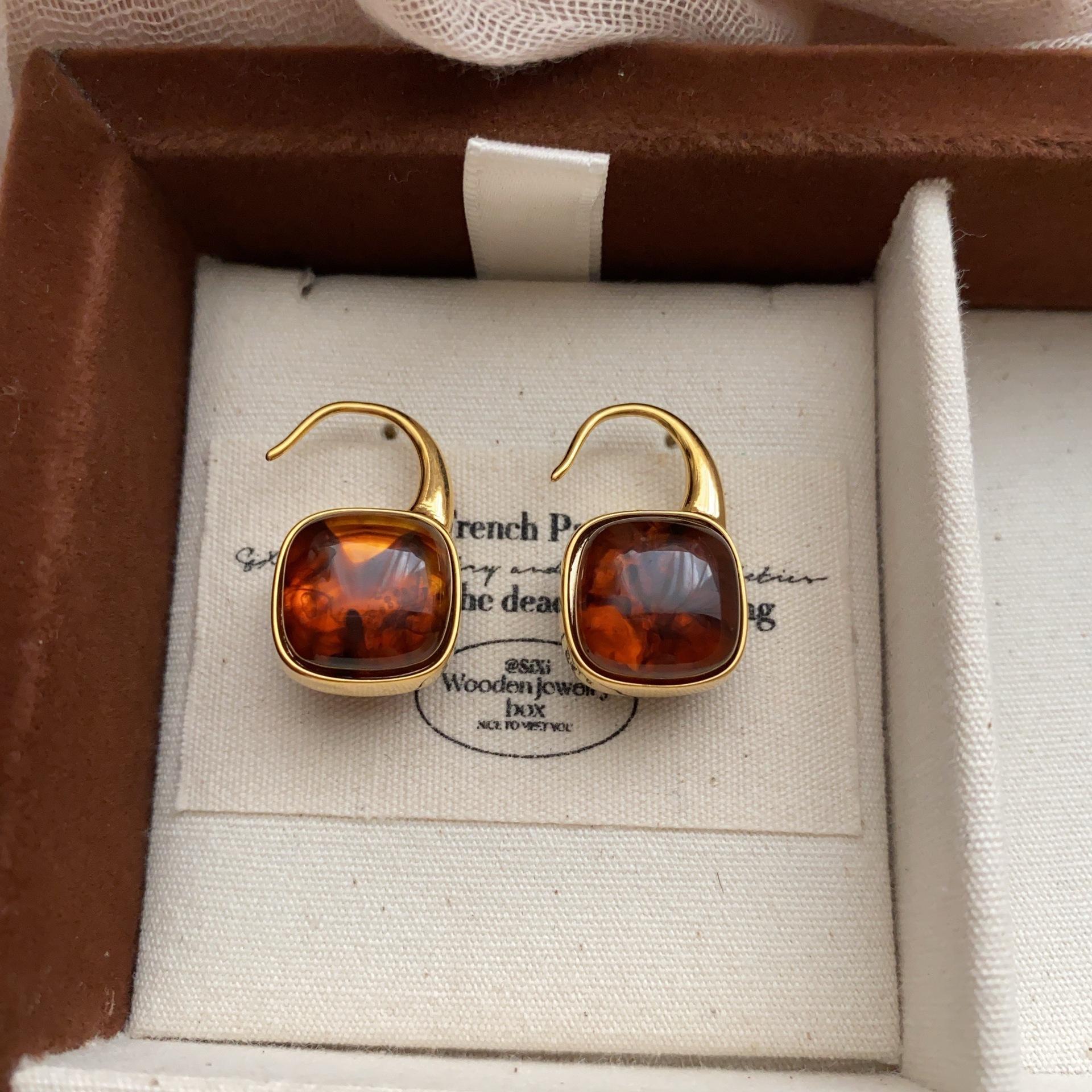 Square Resin Ear Buckle Earrings Light Luxury High-End Retro Niche Versatile Earrings Women S Small And Exquisite Maillard Autumn And Winter
