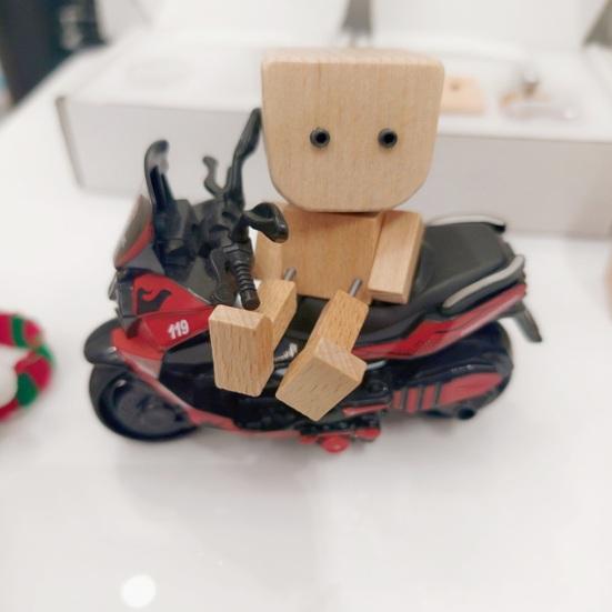 1 Set Christmas Shaking Wooden Man Figurine with 12 Expressions Handmade Santa Hat Shaking Feet Wooden Doll Car Dashboard Desktop Decoration