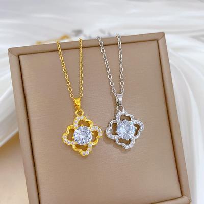 Collier ras-de-cou en acier titane, orné d'un magnifique diamant serti de diamants et d'un motif floral à quatre feuilles. Ce collier polyvalent pour femme est disponible en plusieurs modèles.